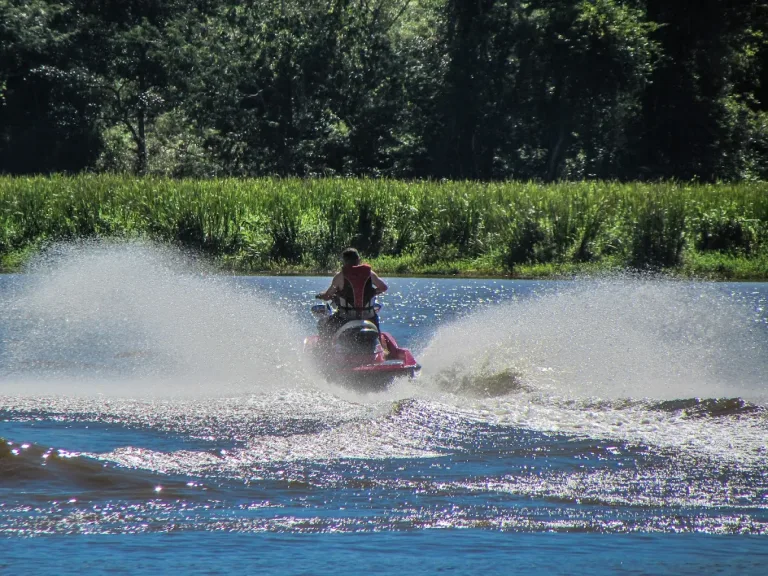 Lago pertinho de Goiânia é perfeito para descanso, pesca esportiva e passeio de jet ski