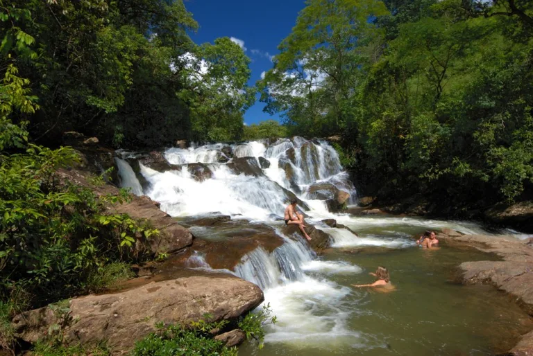 Cachoeira perto de Goiânia é o refúgio ideal para fugir do calor no fim de semana