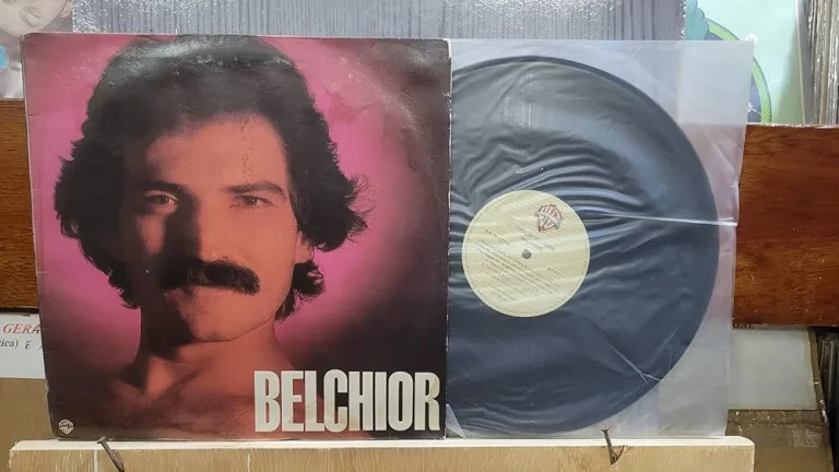 Onde comprar vinil em Goiânia? Confira um roteiro com discos raros e clima nostálgico