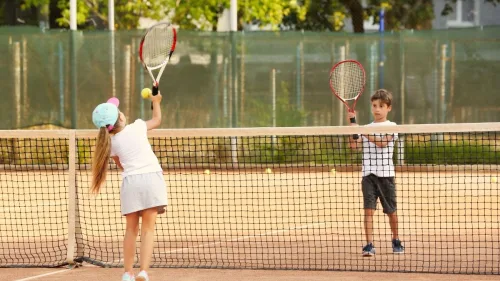 Criancas praticando tenis