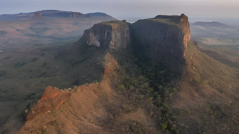 Cidade em Goiás guarda uma das geografias mais impressionantes e inusitadas do Brasil