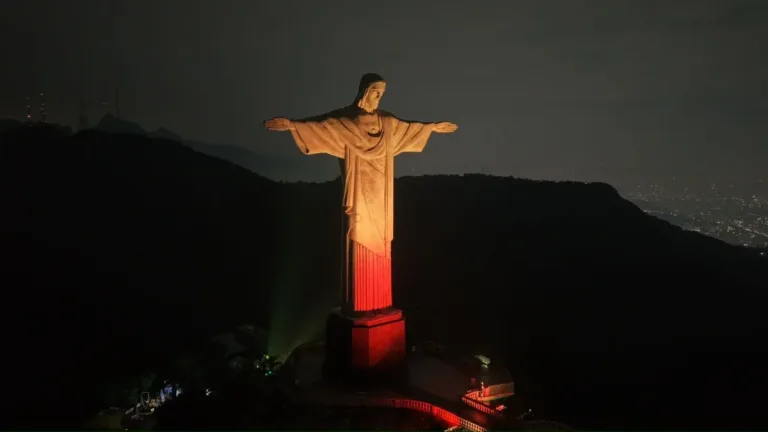 Cristo Redentor recebe cores do Totus Tuus e anuncia festival em Goiânia