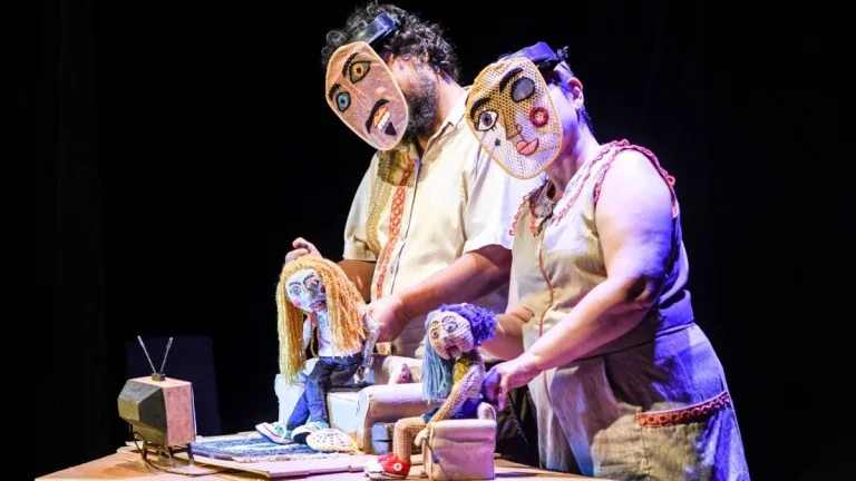 Goiânia recebe espetáculo com bonecos que mistura humor, luto e fantasia