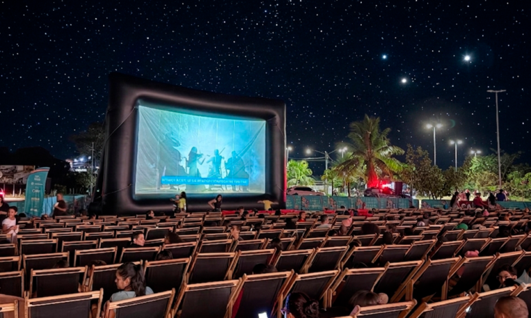 Cinema ao ar livre com pipoca e refrigerante grátis chega a Pirenópolis neste fim de semana