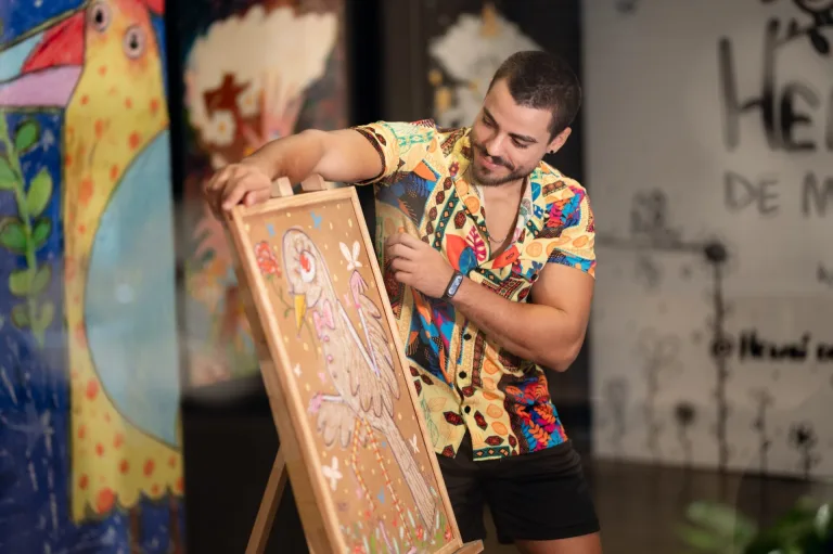 Goiânia recebe exposição gratuita sobre diversidade no Mês do Orgulho com obras de artistas goianos