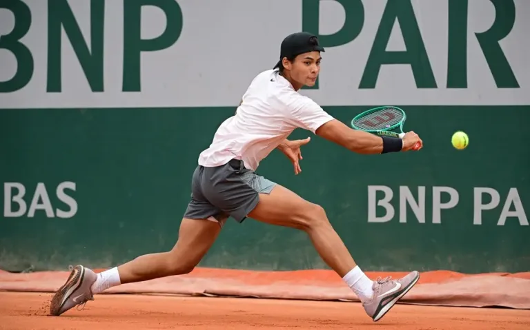 Goiano de 17 anos vence Roland Garros e alcança marca inédita no tênis para o Brasil