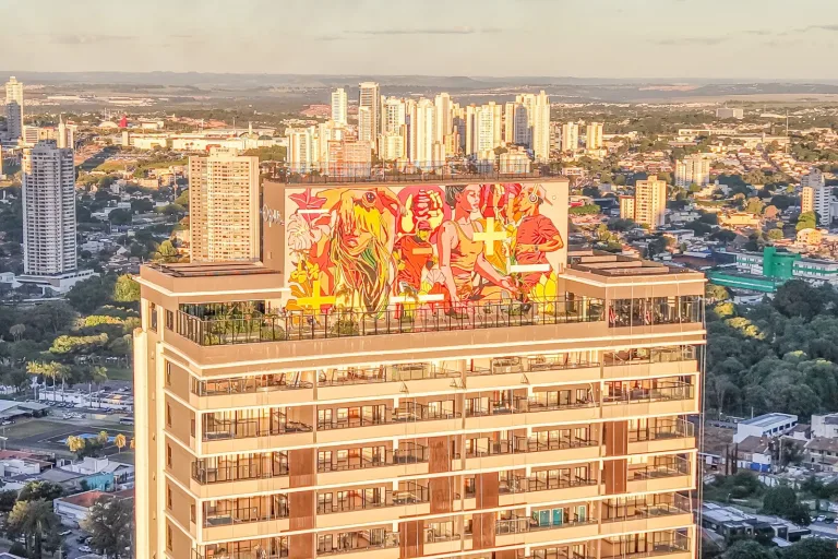 Prédio em Goiânia ganha mural gigante visível de vários pontos da cidade