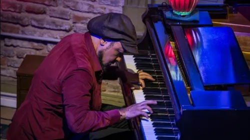 Pianista goiano Diones Correntino