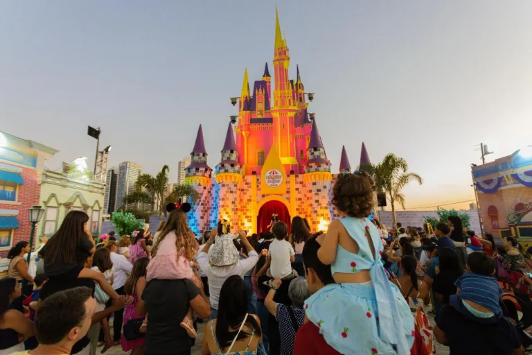 Happy Land retorna a Goiânia com pista de gelo, personagens e atrações para toda a família