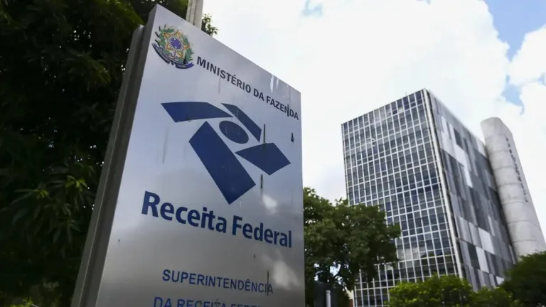 Receita Federal abre leilão com carros por R$ 10 mil, além de eletrônicos e joias