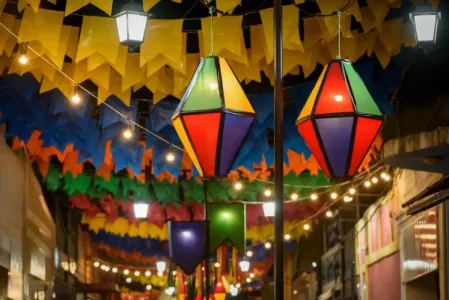 baloes e enfeites coloridos decorando as ruas de um bairro durante a festa junina.jpg 449x300 1