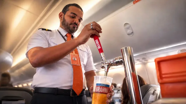 Companhia aérea brasileira passa a oferecer chope grátis durante voos