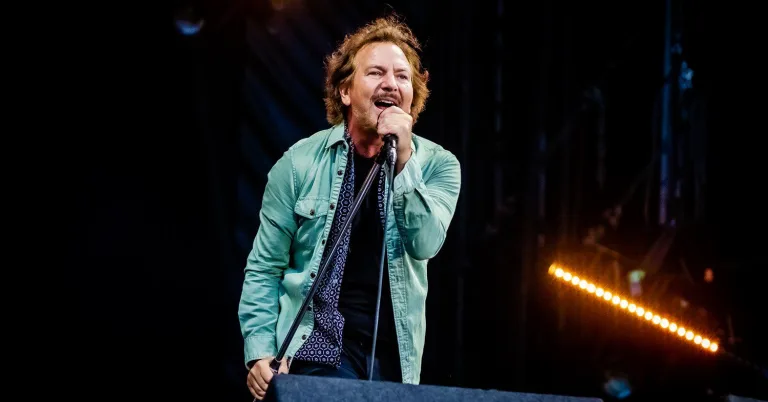 Eddie Vedder volta ao Brasil para festival; veja datas e como comprar ingressos