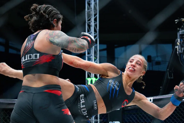 Goiana de 21 anos estreia no MMA profissional e volta do México com cinturão internacional