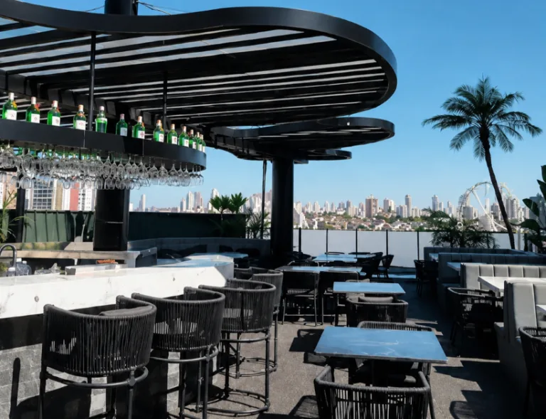 Restaurante com vista privilegiada para o Parque Flamboyant transforma pratos clássicos em experiências contemporâneas