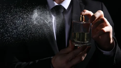Homem passando perfume