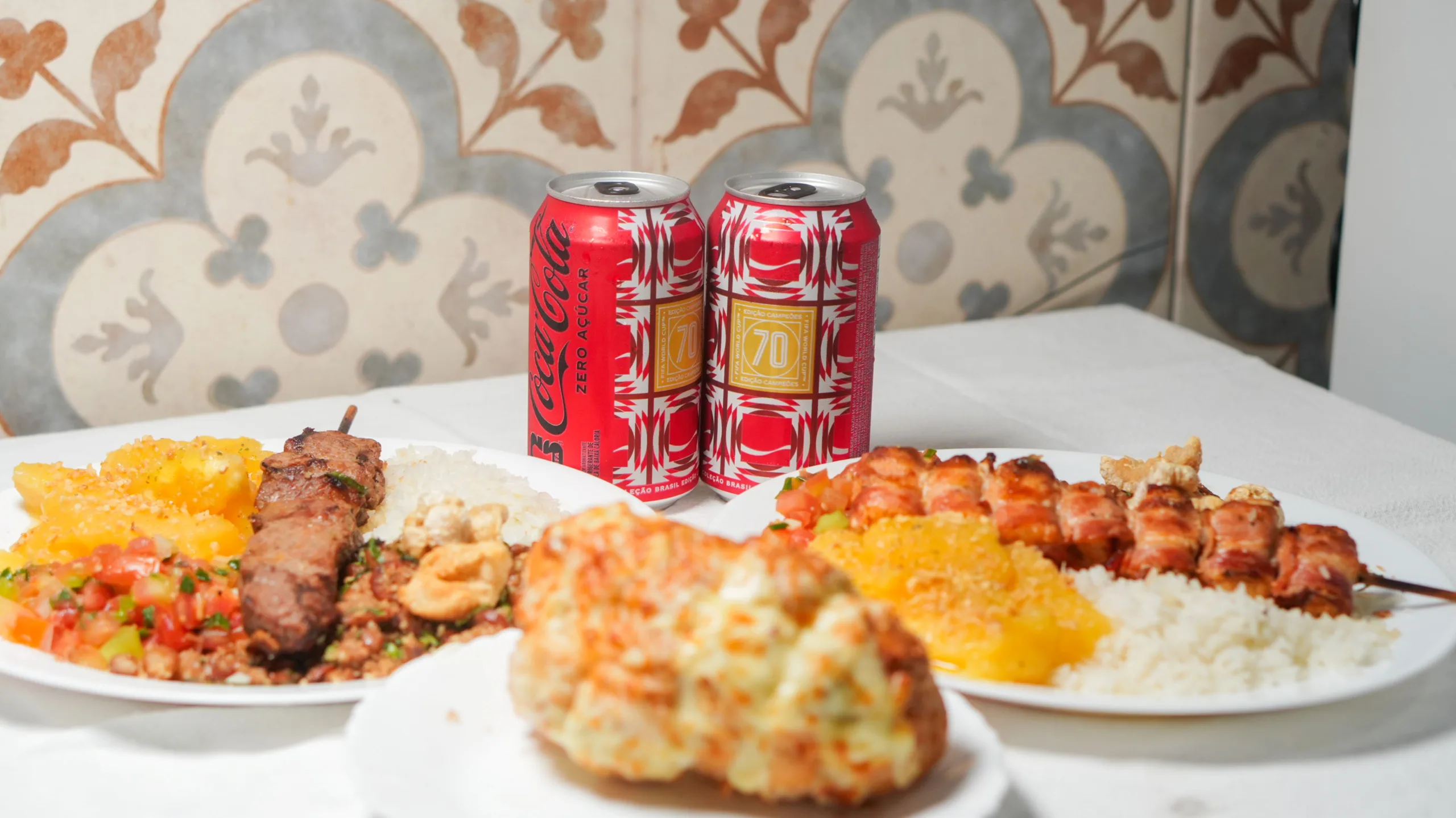 Este bar de Goiânia conquista clientes com um pão de alho recheado e um espetinho que virou tradição
