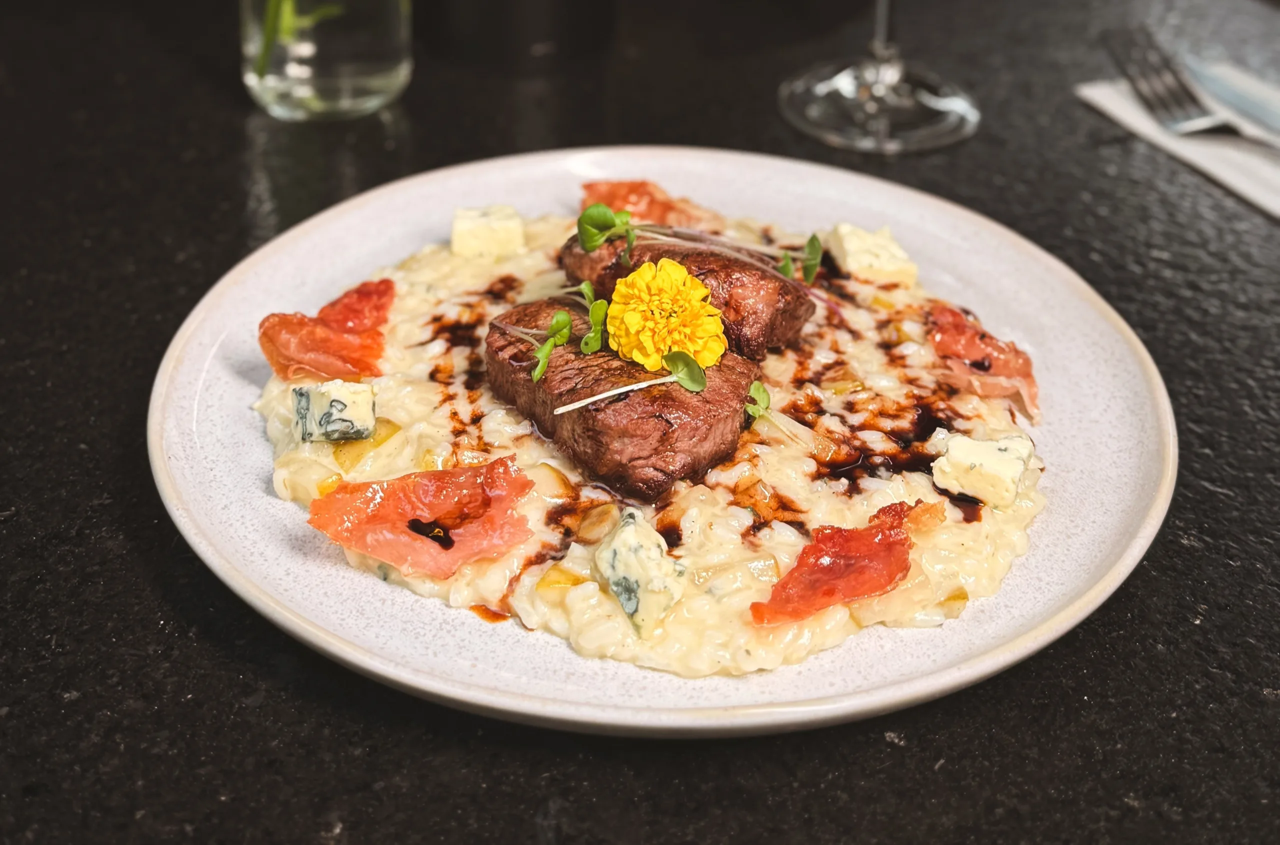 Descobrimos um dos restaurantes mais charmosos de Goiânia e o motivo vai além da comidaCom ambiente elegante, cozinha contemporânea e pratos autorais, a Casa Cortela participa do Festival Curta Mais com menus exclusivos de almoço e jantar durante o mês de julho.
Em Goiânia, alguns restaurantes chamam a atenção pelo cardápio. Outros, pela decoração. A Casa Cortela consegue reunir os dois. Com um ambiente que combina sofisticação e aconchego, o espaço se tornou um dos endereços mais agradáveis para quem busca uma boa refeição, um café sem pressa ou simplesmente um lugar para aproveitar bons momentos.
A proposta da casa vai além da gastronomia. Cada detalhe, da ambientação ao atendimento, foi pensado para criar uma experiência completa. O resultado é um espaço onde encontros, conversas e boa comida dividem o protagonismo, transformando uma refeição comum em um momento especial.
Especializada em cozinha contemporânea, a Casa Cortela valoriza ingredientes brasileiros em receitas autorais que combinam técnica, criatividade e apresentações cuidadosas. Durante o Festival Curta Mais, o restaurante preparou menus exclusivos para almoço e jantar.