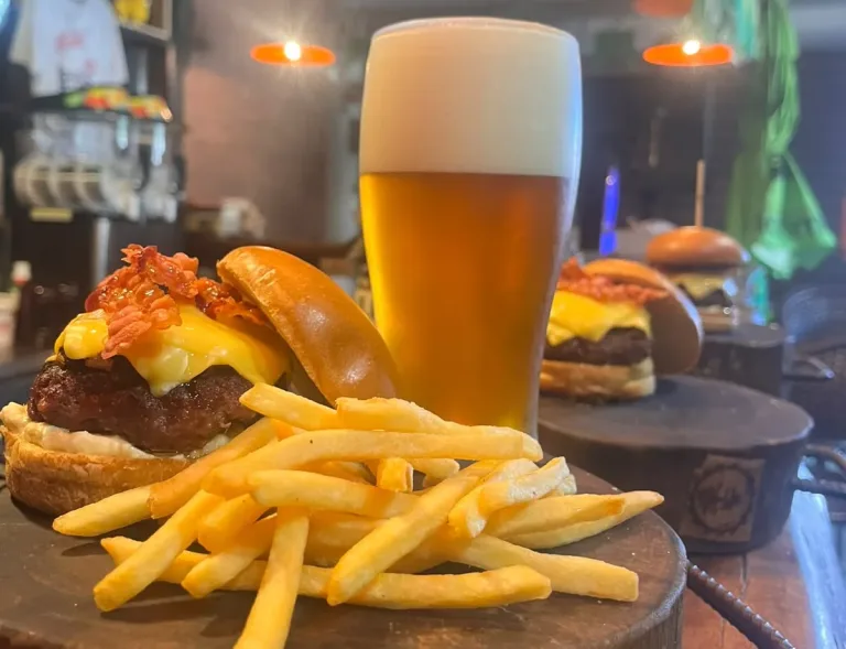 Esse bar em Goiânia é parada obrigatória para quem ama chopp e hambúrguer