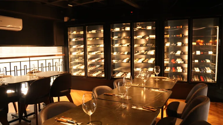 Entre carnes na parrilla, vinhos e tango, este restaurante de Goiânia virou um pedacinho da Argentina