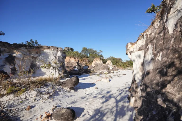 Pouca gente sabe, mas Goiás esconde uma ‘praia secreta’ no topo de uma serra