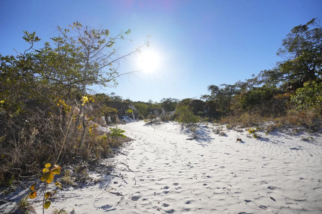 Pouca gente sabe, mas Goiás esconde uma 'praia secreta' no topo de uma serra