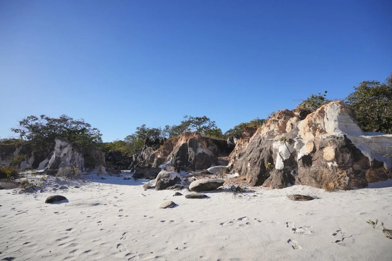 Pouca gente sabe, mas Goiás esconde uma 'praia secreta' no topo de uma serra