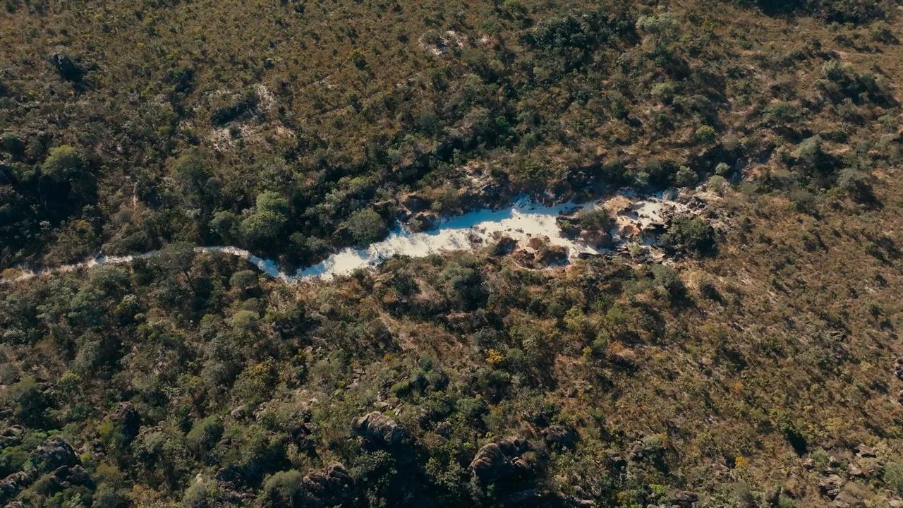 Pouca gente sabe, mas Goiás esconde uma 'praia secreta' no topo de uma serra