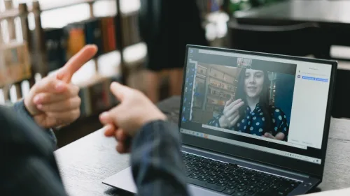 Curso gratuito de Libras com foco em tecnologia abre 1.500 vagas