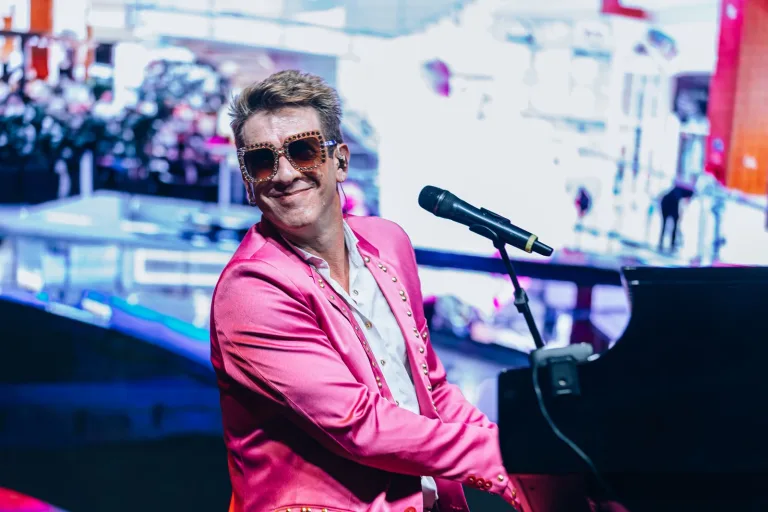 Goiânia recebe espetáculo Elton John Diamonds com sucessos que marcaram gerações