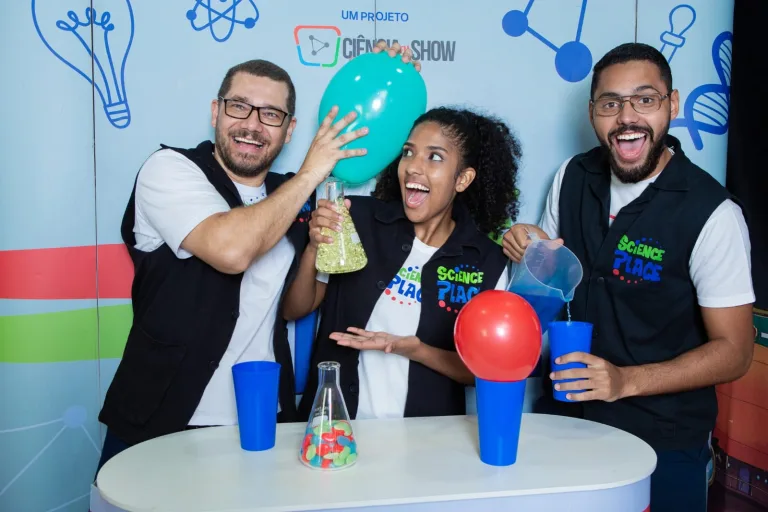 Goiânia recebe espetáculo com experimentos científicos e oficinas gratuitas para crianças neste fim de semana