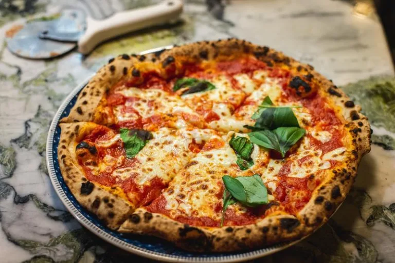 iFood revela os sabores de pizza mais pedidos no Brasil; veja o ranking completo