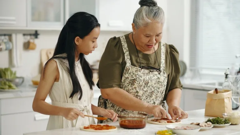 Projeto em Goiânia reúne avós e netos para compartilhar receitas e memórias afetivas