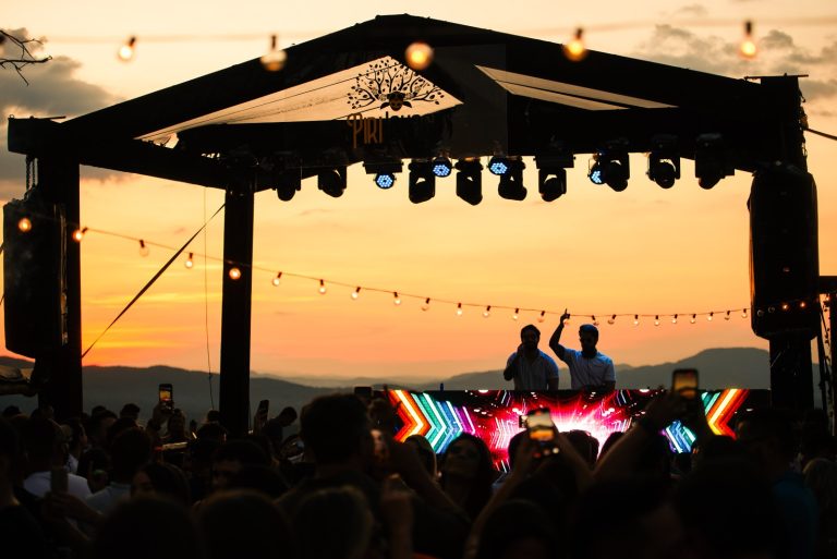 Conheça o 1º gastrobar panorâmico com música eletrônica, drinks e gastronomia diferenciada em Pirenópolis