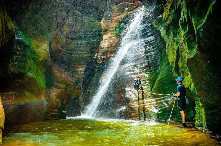 Descubra a beleza do cerrado com 3 cachoeiras exuberantes e o pôr do sol inesquecível em Pirenópolis