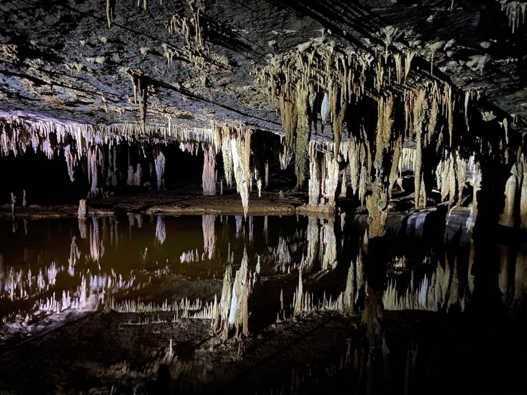 Caverna em Goiás é o destino escondido perfeito para curtir no inverno