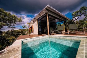 Cabanas do Ouro no Festival Curta Mais Pirenópolis: romance, piscina aquecida e o pôr do sol da Serra dos Pireneus