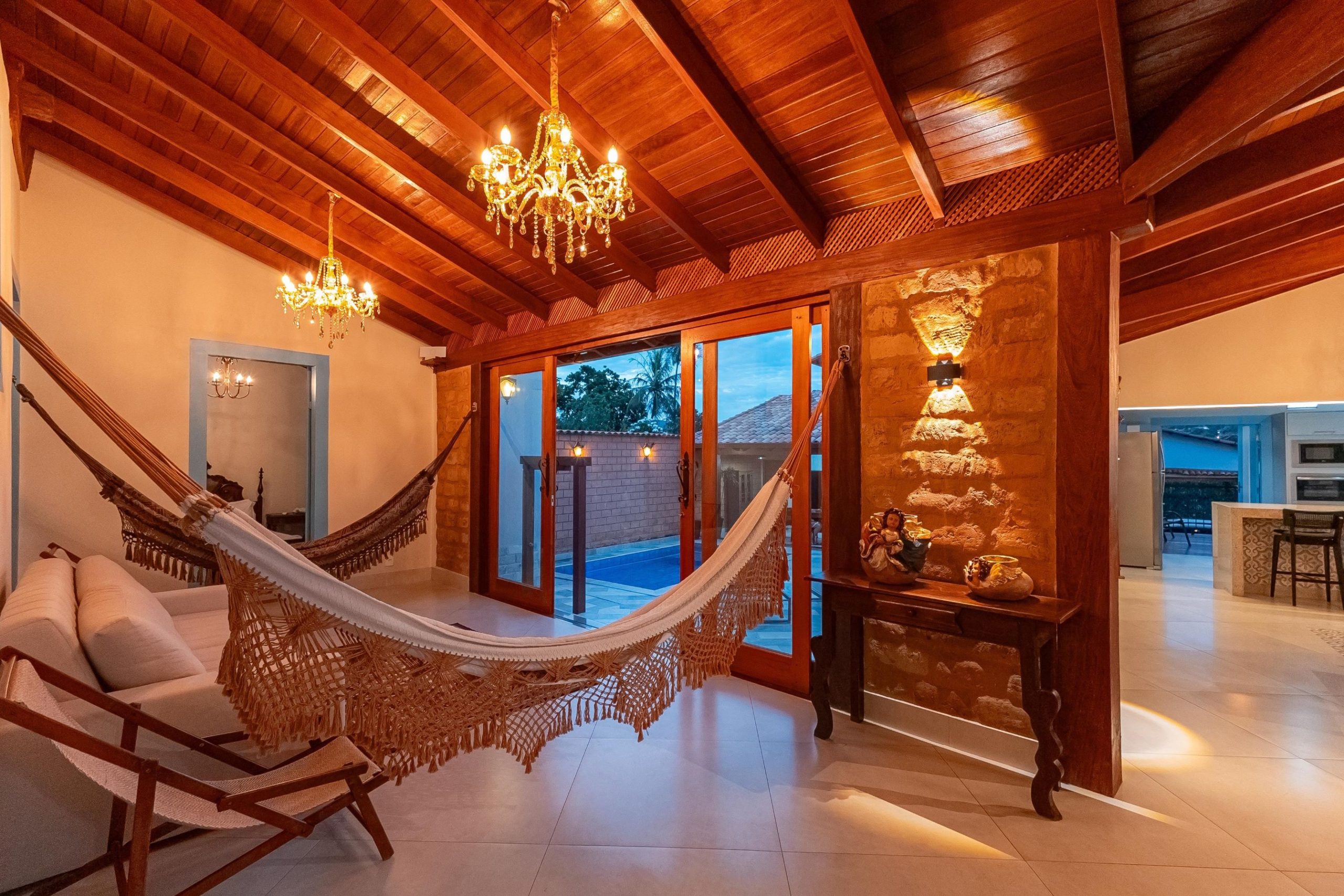 Casa do Paollo (@casadopaollo) Charmosa e acolhedora, a Casa do Paollo combina rusticidade e sofisticação. O espaço foi pensado para oferecer experiências de descanso e convivência, com ambientes integrados, piscina e varanda com vista privilegiada das montanhas.