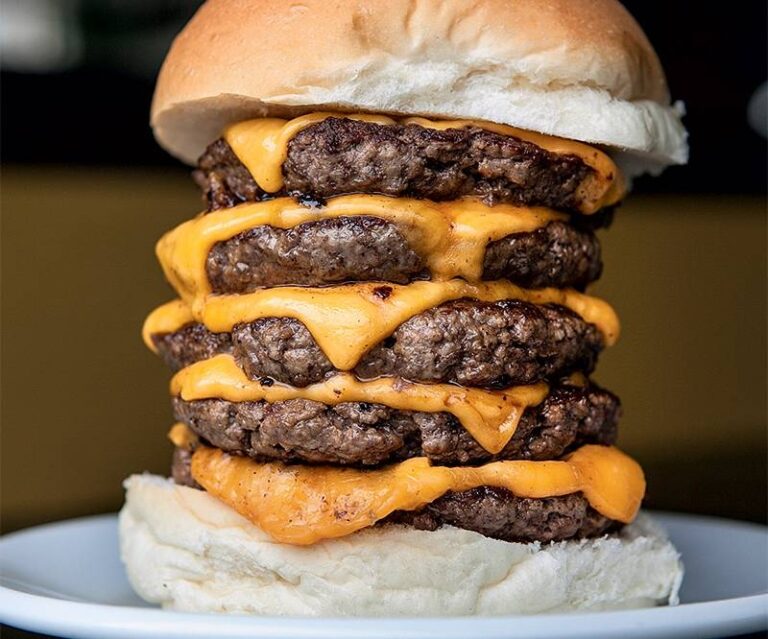 Hamburgueria oferece R$ 100 para quem comer seu Monster Burger em Uberlândia