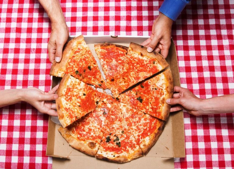 Pizzaria oferece rodízio por conta da casa para aniversariantes de março em Uberlândia