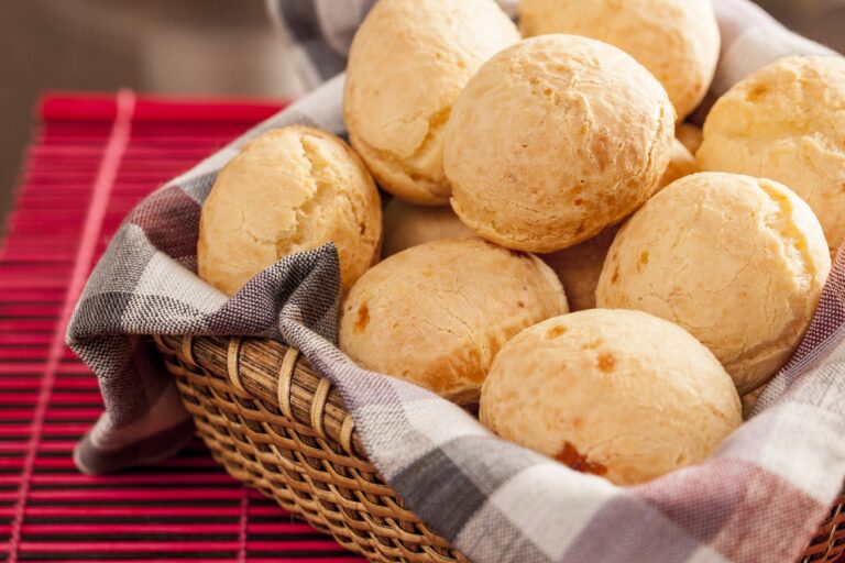 Bretas comemora do Dia do Pão de Queijo com desconto exclusivo em toda a rede