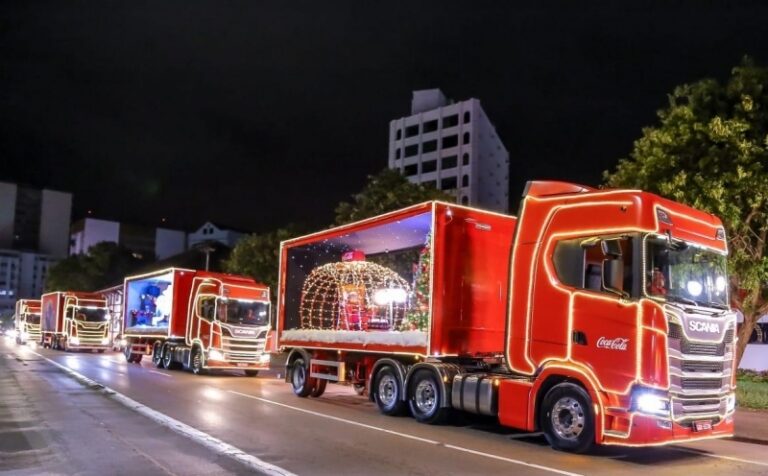 Papai Noel chega a Shopping de Uberlândia em Caravana iluminada da Coca Cola