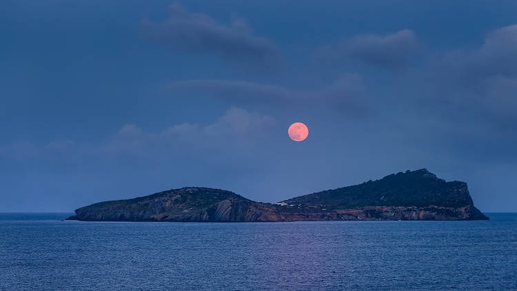 Lua cheia de agosto será enorme, brilhante e com tom avermelhado
