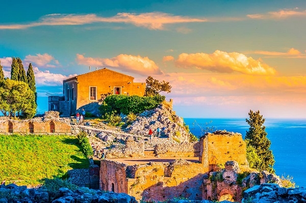 Ilha italiana irá custear despesas de turistas até o final de 2021