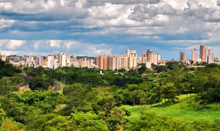 Cidade do Triângulo Mineiro quer se transformar no Parque dos Dinossauros do Brasil