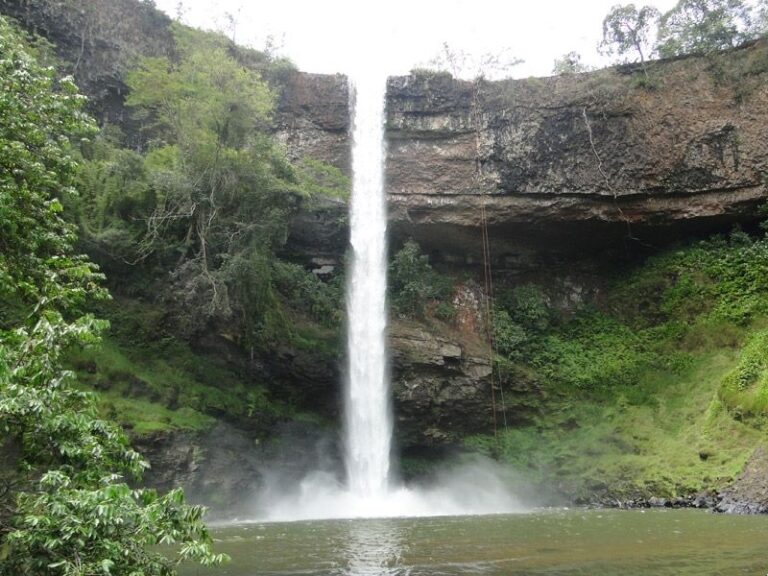 Cidade do Triângulo Mineiro tem cachoeiras mágicas  que dançam Sob o céu de Minas