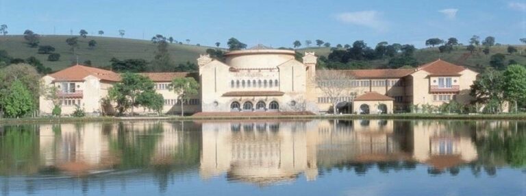 Triângulo Mineiro abriga o maior castelo do interior do Brasil e você pode se hospedar nele