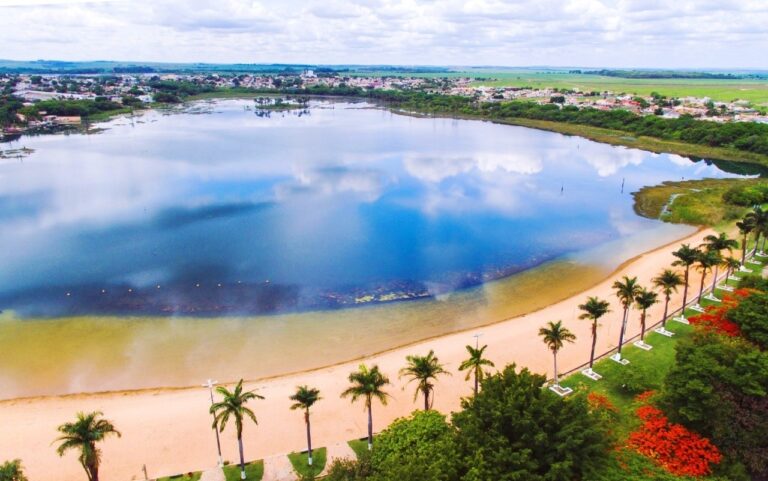 Minas Gerais  esconde praia apaixonante e surpreendente