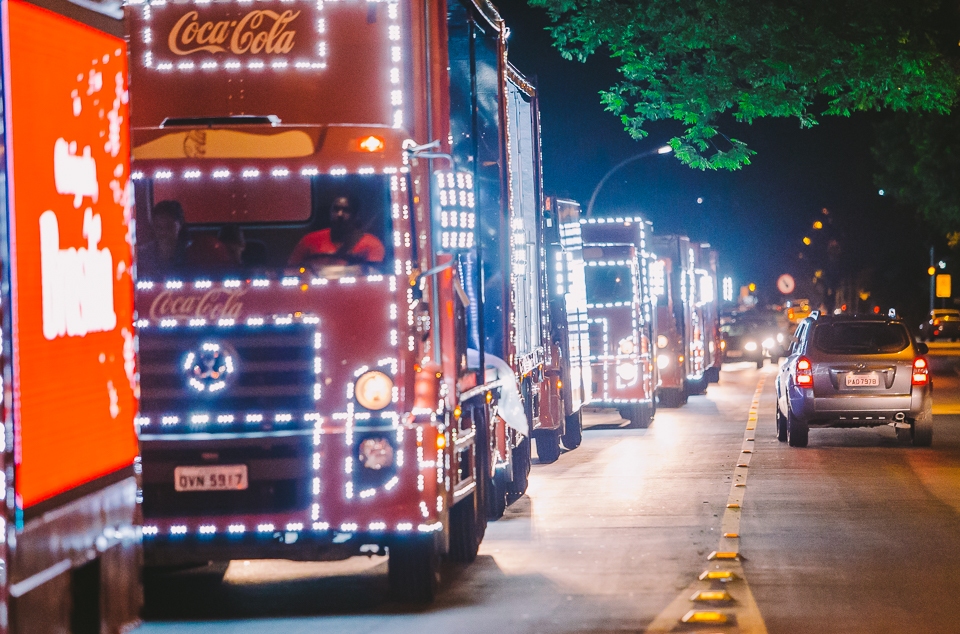 Caravana iluminada desfila pelas ruas da Asa Norte com a presen a