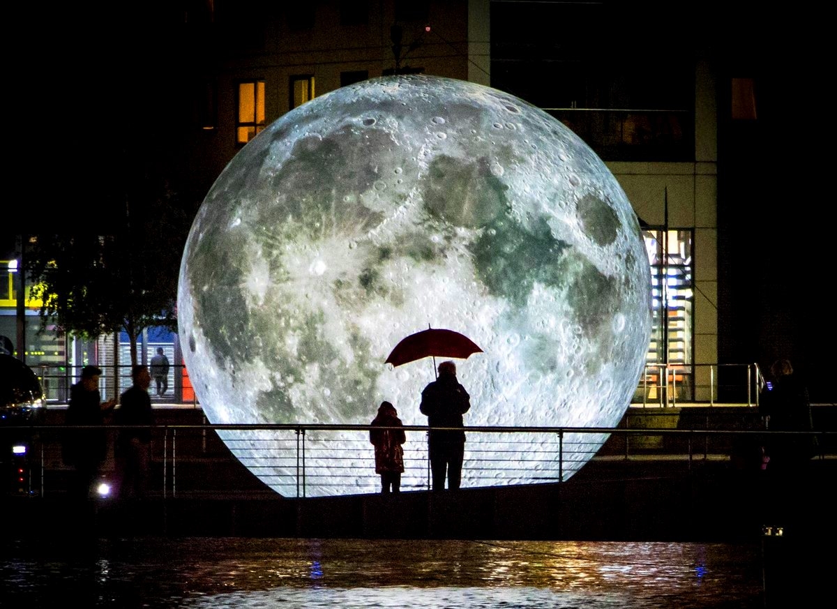 Artista cria réplica gigante da Lua que vai rodar o mundo; veja fotos -  Curta Mais